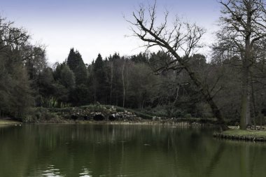 Claremont Gölü ile eski köprünün arka planda - Esher, İngiltere