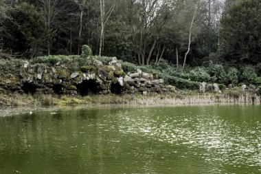Claremont Gölü ile eski köprünün arka planda - Esher, İngiltere