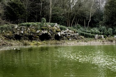 Claremont Gölü ile eski köprünün arka planda - Esher, İngiltere