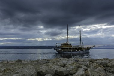 Yüzen gemi - Brela, Makarska Riviera, Hırvatistan ile Adriyatik Denizi