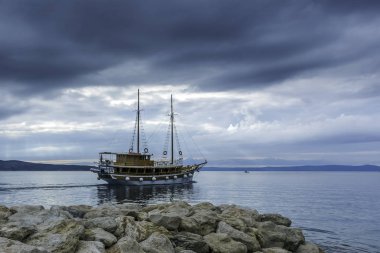 Yüzen gemi - Brela, Makarska Riviera, Hırvatistan ile Adriyatik Denizi