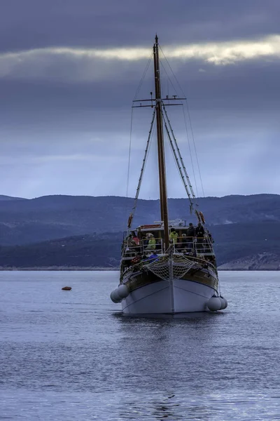 Αδριατική Θάλασσα Επιπλέοντα Πλοίο Brela Makarska Riviera Κροατία Σχετικά 2016 — Φωτογραφία Αρχείου