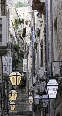 Eski şehir - Dubrovnik, Hırvatistan üzerinde 26 Ekim 2016 merdivenlerde ile dar yol