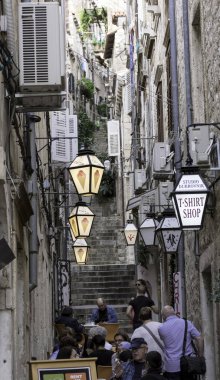 Eski şehir - Dubrovnik, Hırvatistan üzerinde 26 Ekim 2016 merdivenlerde ile dar yol