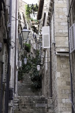 Eski şehir - Dubrovnik, Hırvatistan üzerinde 26 Ekim 2016 merdivenlerde ile dar yol