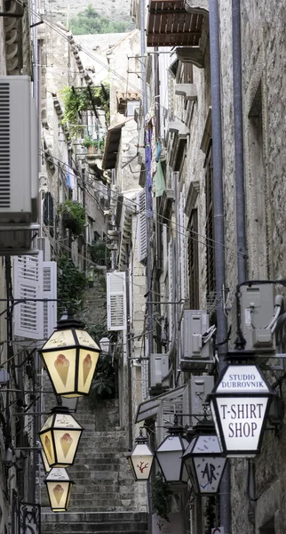 Eski şehir - Dubrovnik, Hırvatistan üzerinde 26 Ekim 2016 merdivenlerde ile dar yol