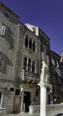 St. Lawrence Cipiko Sarayı ile heykeli 29.10.2016 üzerinde Trogir, Hırvatistan için arka planda
