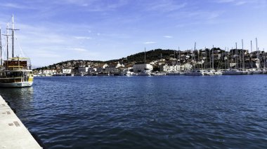 Hırvatistan 'ın Trogir kentinde rıhtım ve rıhtım gezisi