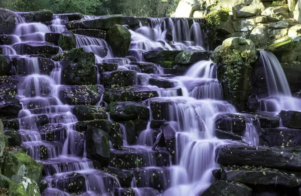 Ozdobnych Kaskada Wodospadu Virginia Water Surrey Wielka Brytania — Zdjęcie stockowe