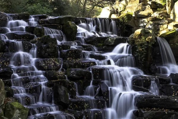 Ozdobnych Kaskada Wodospadu Virginia Water Surrey Wielka Brytania — Zdjęcie stockowe