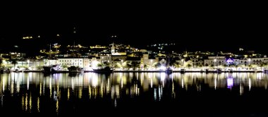 Gemi - Brela, Makarska Riviera, Hırvatistan 23.10.2016 üzerinde yüzen ile Adriyatik Denizi