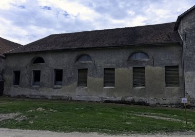 Coupvray Şatosu (Chateau de Coupvray) - Coupvray, Seine-et-Marne, Ile-de-France, Fransa 'da 25 Mayıs 2019 tarihinde yan binalar