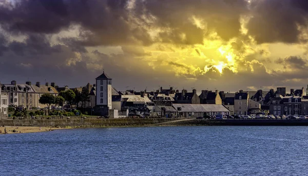Ročník Architektury Pláže Dramatickým Východem Slunce Pozadí Saint Malo Bretaň — Stock fotografie