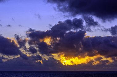 Atlantik Okyanusu üzerinde gün doğumu - Los Cocoteros, Lanzarote, Kanarya Adaları, İspanya