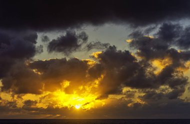Atlantik Okyanusu üzerinde gün doğumu - Los Cocoteros, Lanzarote, Kanarya Adaları, İspanya