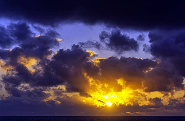 大西洋上空的日出 西班牙加那利群岛兰萨罗特Los Cocoteros — 图库照片