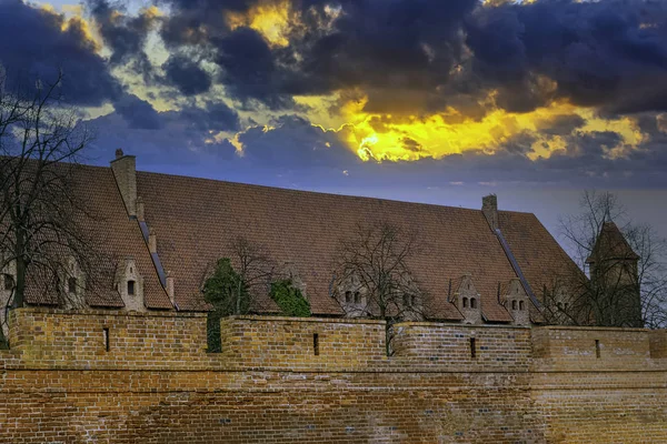 Wschód Słońca Nad Zamkiem Zakonu Krzyżackiego Malborku Największy Zamek Świecie — Zdjęcie stockowe