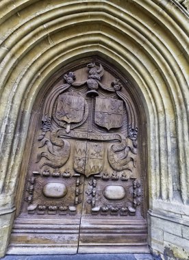 1 Aralık 2019 'da Bath, Somerset, İngiltere' deki Bath Abbey 'in ana kapısı