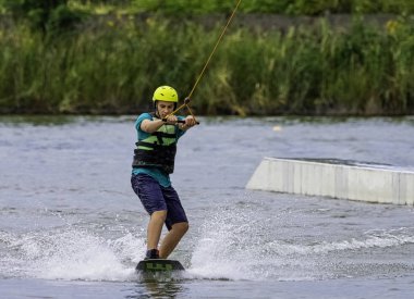 Bir gölde genç wakeboarding - Brwinow, Masovia, Polonya