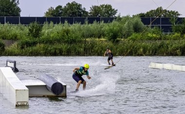 Bir gölde genç wakeboarding - Brwinow, Masovia, Polonya