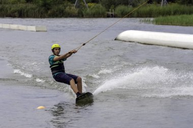 Bir gölde genç wakeboarding - Brwinow, Masovia, Polonya
