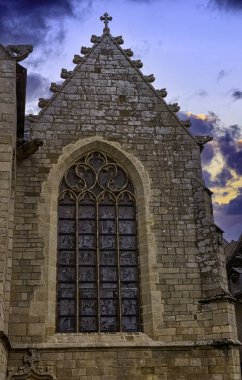30 Mayıs 2019 'da Ploermel, Brittany, Fransa' da Saint-Armel Kilisesi 'nde (Eglise Saint Armel) gün doğumu