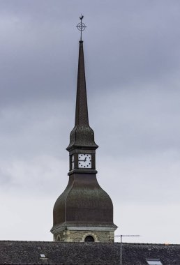 30 Mayıs 2019 'da Ploermel, Brittany, Fransa' da Kardeşler Cemaati (La Mennais Brothers) kule saati