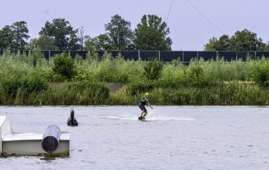 Bir gölde genç wakeboarding - Brwinow, Masovia, Polonya