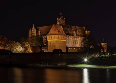 Tötonik Düzen Şatosu 1 Ocak 2020 'de Malbork, Pomerania, Polonya' da gece