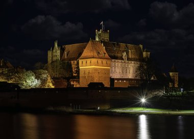 Tötonik Düzen Şatosu 1 Ocak 2020 'de Malbork, Pomerania, Polonya' da gece