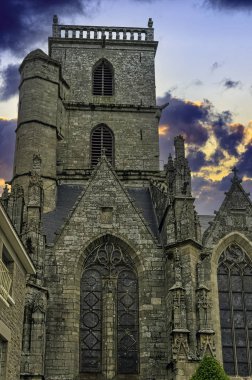 30 Mayıs 2019 'da Ploermel, Brittany, Fransa' da Saint-Armel Kilisesi 'nde (Eglise Saint Armel) gün doğumu