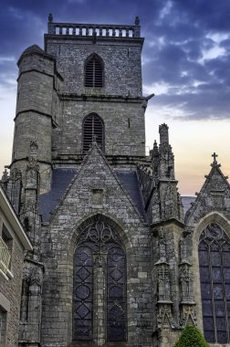 30 Mayıs 2019 'da Ploermel, Brittany, Fransa' da Saint-Armel Kilisesi 'nde (Eglise Saint Armel) gün doğumu