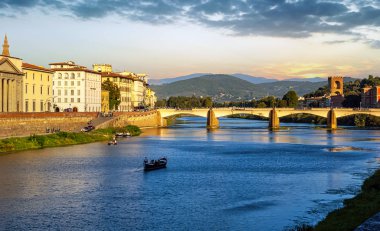 Ponte alle Grazie ya da Ponte di Rubaconte üzerinde gün doğumu - 20 Eylül 2019 tarihinde İtalya 'nın Toskana kentinde, Floransa' da Arno Nehri üzerinde köprü