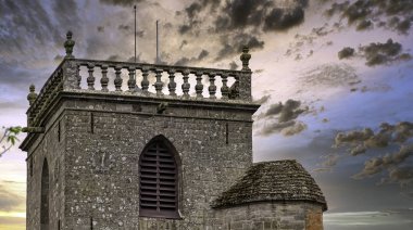 30 Mayıs 2019 'da Ploermel, Brittany, Fransa' da Saint-Armel Kilisesi 'nde (Eglise Saint Armel) gün doğumu