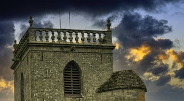 30 Mayıs 2019 'da Ploermel, Brittany, Fransa' da Saint-Armel Kilisesi 'nde (Eglise Saint Armel) gün doğumu
