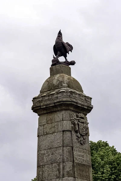 戦争記念碑 Monument Aux Morts 第一次世界大戦と第二次世界大戦で命を捧げたプレルメルの住民を記念しています プレルメル ブルターニュ フランス5月30 2019 — ストック写真