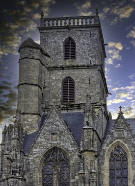 30 Mayıs 2019 'da Ploermel, Brittany, Fransa' da Saint-Armel Kilisesi 'nde (Eglise Saint Armel) gün doğumu