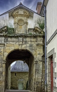 30 Mayıs 2019 tarihinde Ploermel, Brittany, Fransa 'daki Old Town' un klasik mimarisi