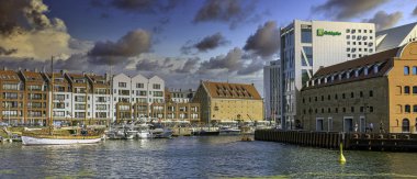 27 Ağustos 2019 'da Gdansk, Tricity, Pomerania, Polonya' nın Motlawa Nehri manzarası ve mimarisi