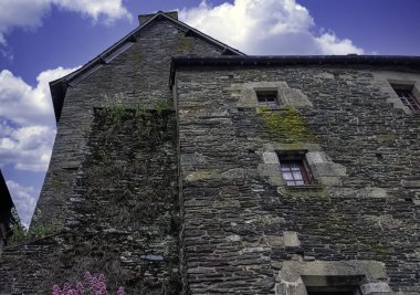30 Mayıs 2019 tarihinde Ploermel, Brittany, Fransa 'daki Old Town' un klasik mimarisi