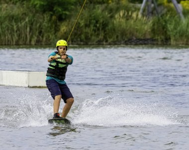 Bir gölde genç wakeboarding - Brwinow, Masovia, Polonya