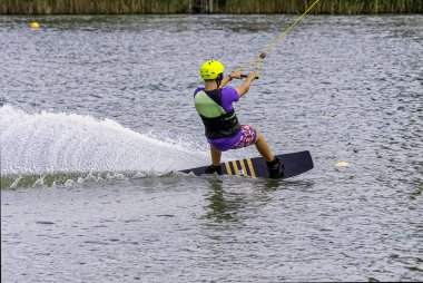 Bir gölde genç wakeboarding - Brwinow, Masovia, Polonya