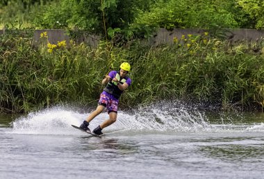 Bir gölde genç wakeboarding - Brwinow, Masovia, Polonya