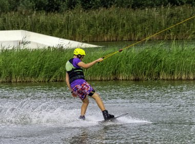 Bir gölde genç wakeboarding - Brwinow, Masovia, Polonya