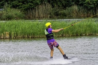 Bir gölde genç wakeboarding - Brwinow, Masovia, Polonya