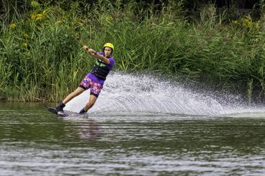 Bir gölde genç wakeboarding - Brwinow, Masovia, Polonya