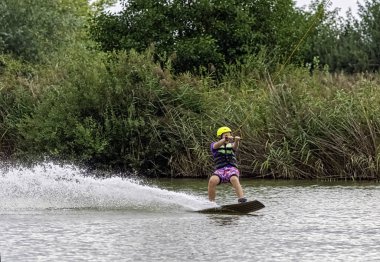 Bir gölde genç wakeboarding - Brwinow, Masovia, Polonya