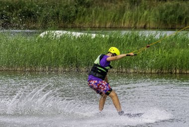 Bir gölde genç wakeboarding - Brwinow, Masovia, Polonya