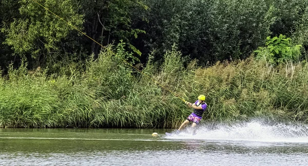 湖上的青少年滑水 布尔维诺 马索维亚 — 图库照片