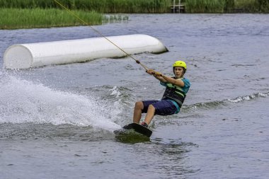 Bir gölde genç wakeboarding - Brwinow, Masovia, Polonya